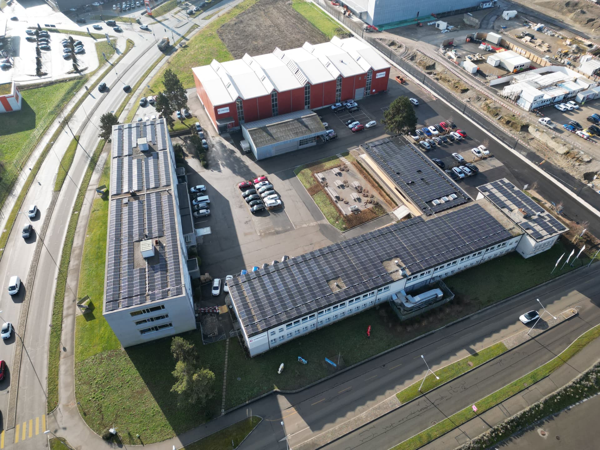 Photovoltaikanlage auf dem Gebäude der Chromos Group AG in Dielsdorf