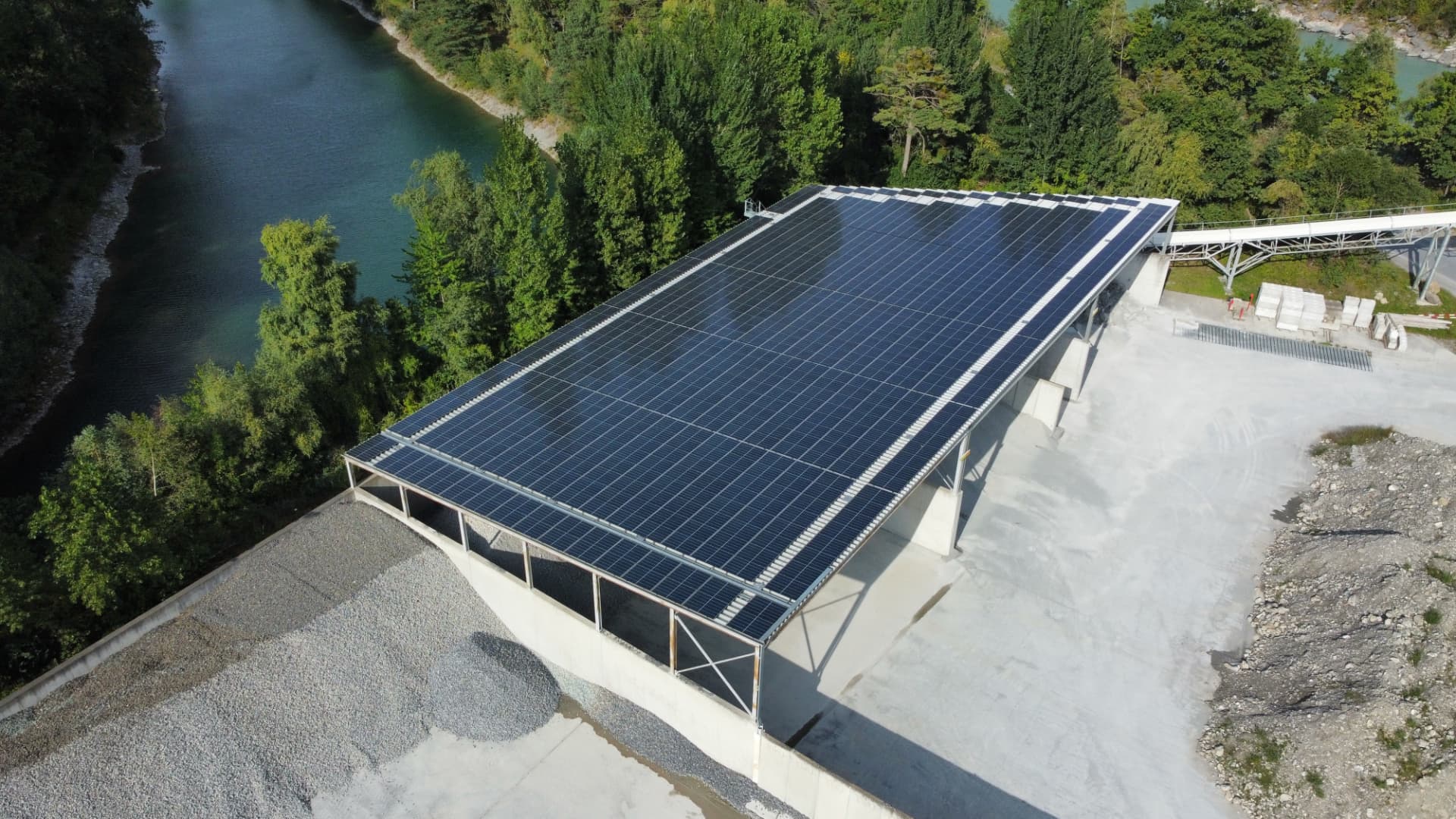 Photovoltaikanlage auf dem Dach des Kieswerks in Untervaz