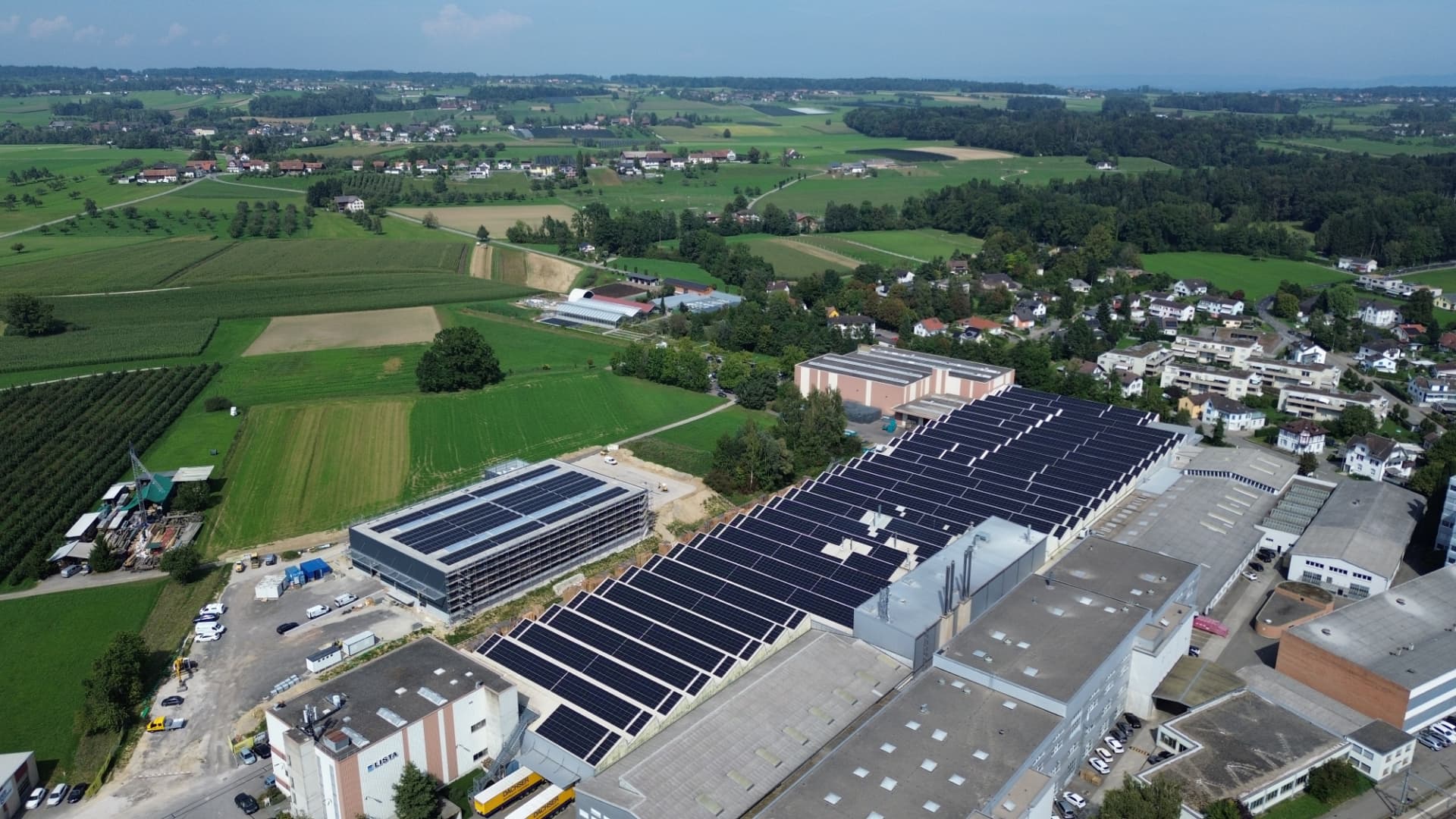 Photovoltaikanlage auf der Halle der Lista AG in Erlen